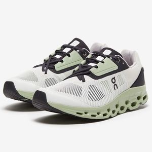 On Cloudstratus Running Shoes